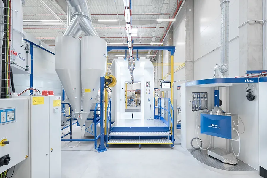Prášková lakovací kabina s technologií Nordson HDLV