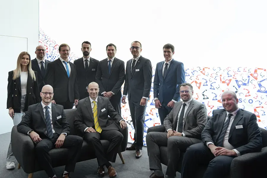 Zaměstnanci společnosti SURFIN Technology na Mezinárodním strojírenském veletrhu 2025.