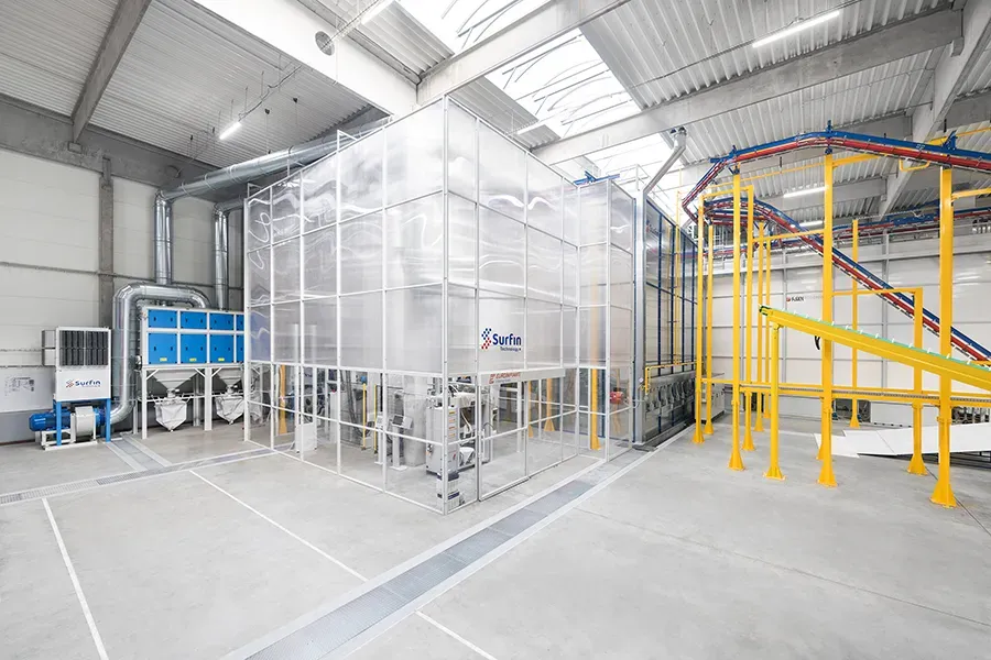 Lakovací kabina v cleanroomu a sušicí a vytvrzovací pec