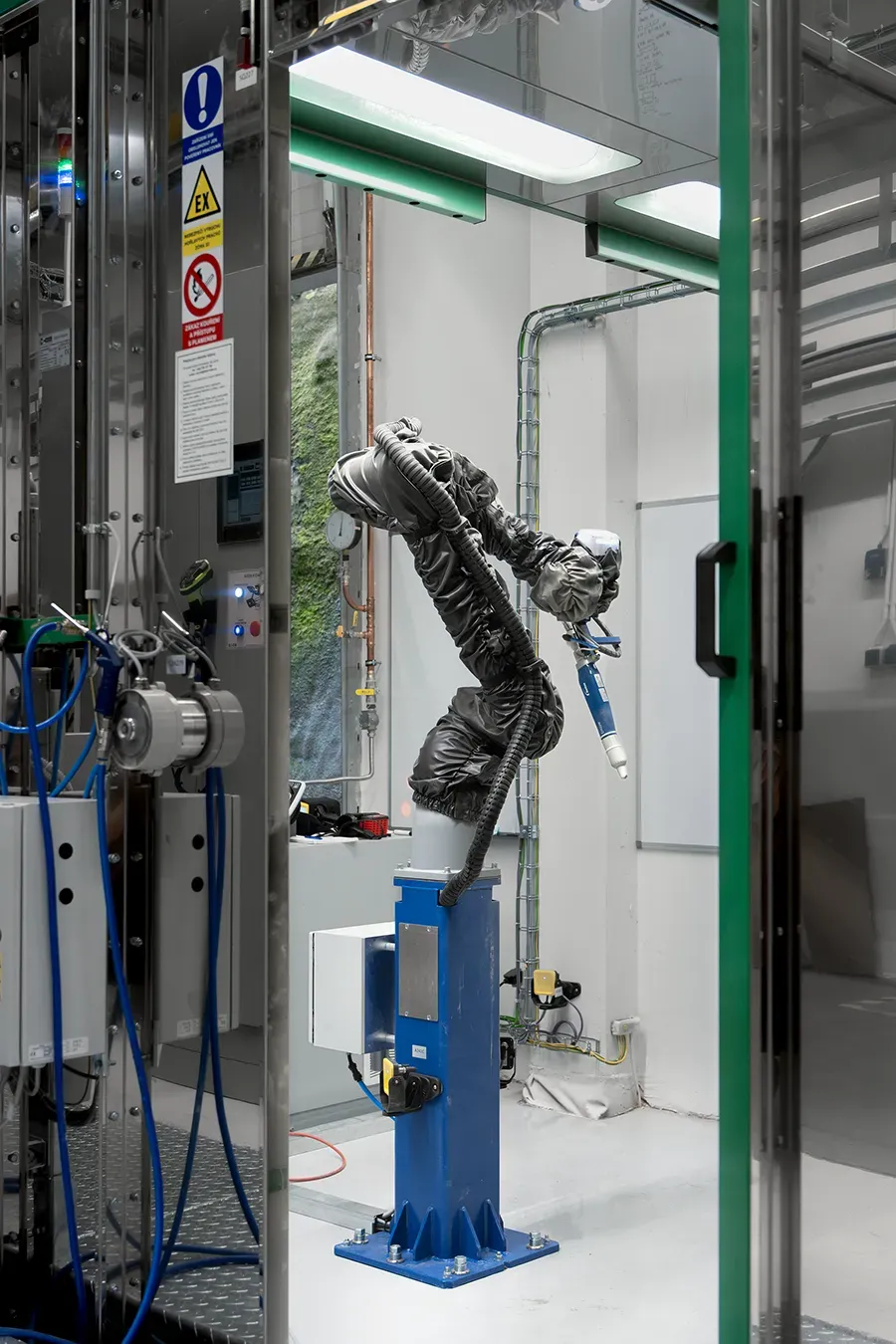 Robot ABB GoFa v robotické lakovací kabině