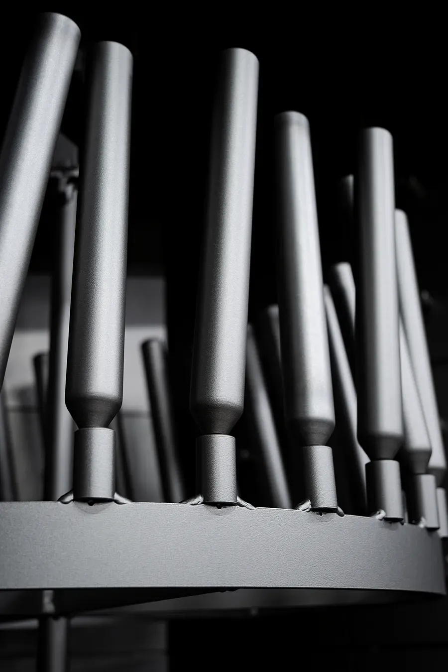 Závěsný systém s naloženými ocelovými patronami detail