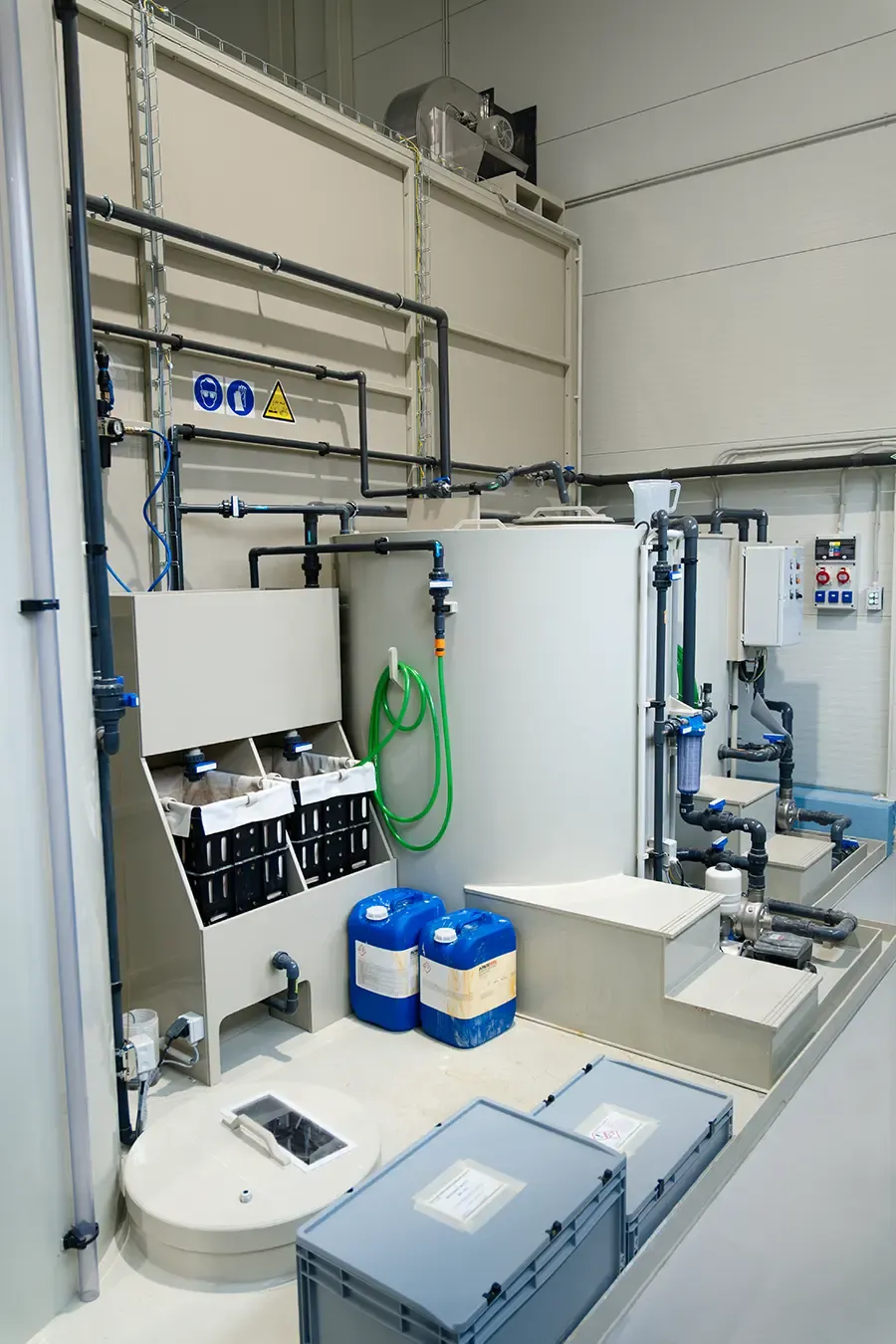 Vodní hospodářství mycího boxu se skladovacími a procesními nádržemi