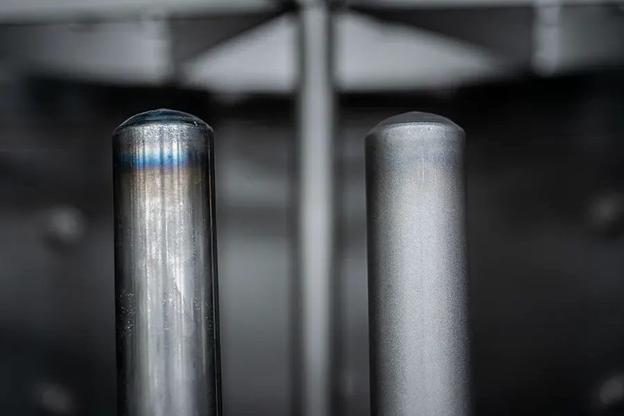 Ocelová patrona před a po tryskání